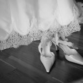 Chaussures et robe de la mariée
